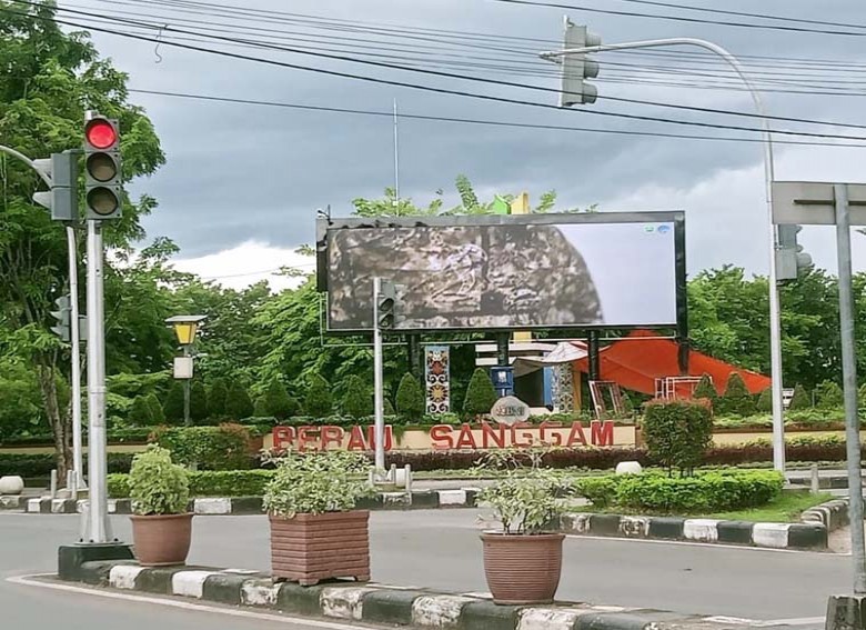 Klarifikasi Bupati Sri Juniarsih : Videotron Bukan Kampanye Politik