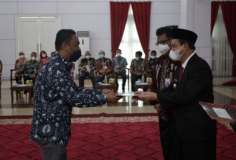 Wagub Serahkan SK Pengangkatan Kepsek dan Pemutihan Izin Belajar