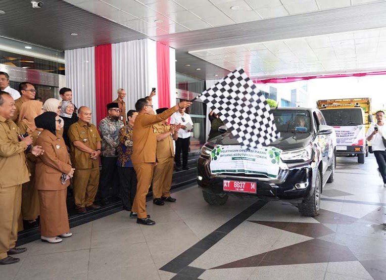 Tanggap Darurat Pangan, Wagub Seno Berangkatkan Rombongan Truk Operasi Pasar ke Mahulu
