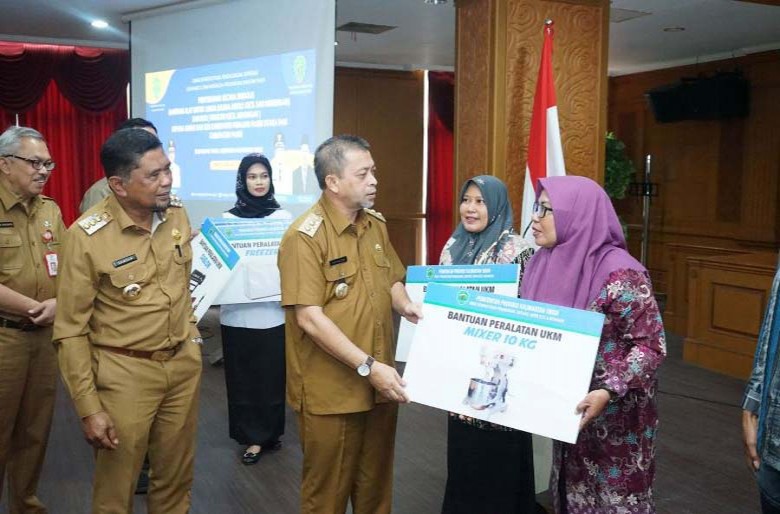 Serahkan Bantuan Peralatan untuk UMKM dan IKM, Wagub Berharap Dapat Meningkatkan Usaha
