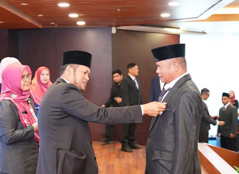 Gubernur Rudy Berikan Tanda Kehormatan SLKS Kepada 99 ASN Dilingkup Pemprov