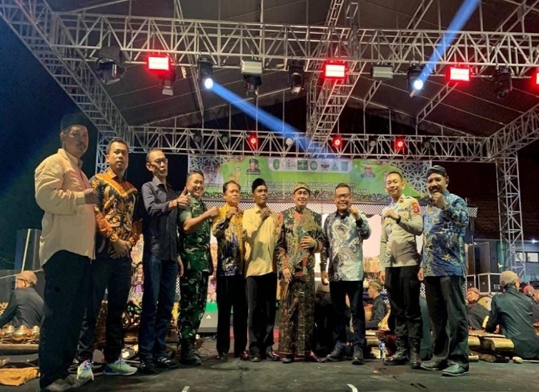 Dispar Kukar Dukung Pelestarian Budaya Lokal Lewat Pagelaran Wayang Kulit di HUT Desa Bukit Raya ke-45