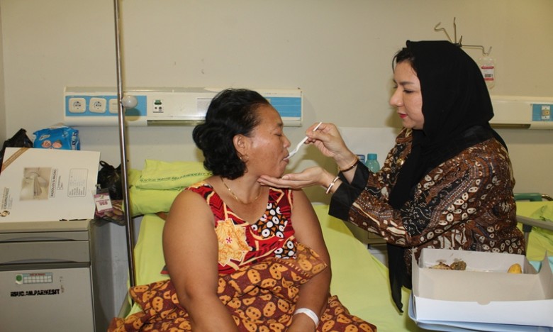 Bupati Kukar Besuk Pasien di RSUD AM Parikesit