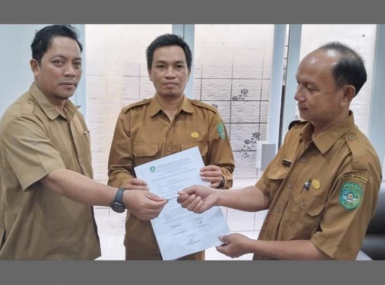 Disperindag Kukar Serahkan 2 Unit Truk Sampah ke Kecamatan Samboja dan Sanga Sanga