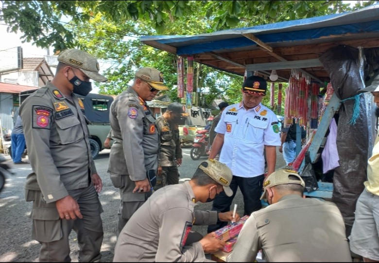 Satpol PP Tertibkan Pedagang yang Berjualan Diatas Trotoar
