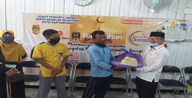 PKS Salurkan Paket Sembako untuk “Pasukan” Kebersihan RSUD AM Parikesit