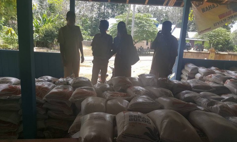 Warga Desa Sambera Baru Marangkayu Rame Rame Kembalikan Beras Bulog