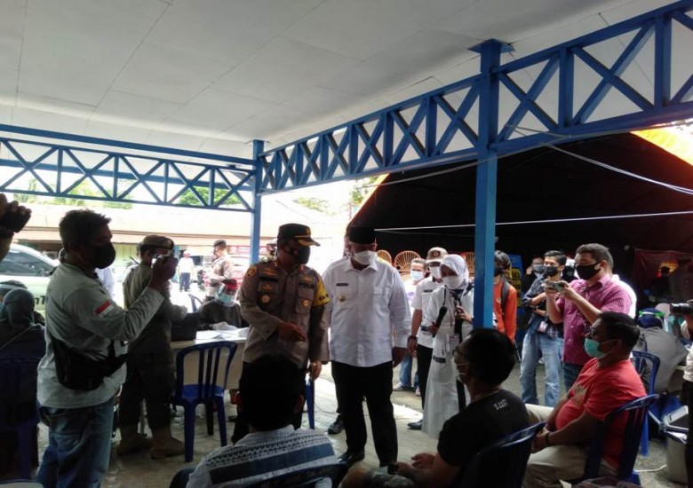 Bupati Tinjau Vaksinasi Covid-19 untuk Pedagang Pasar Tanggarong