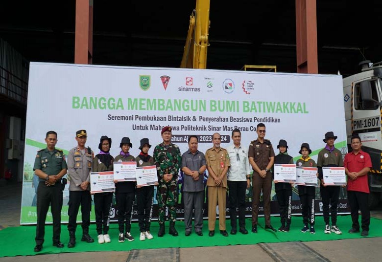 Mahasiswa Baru Politeknik Sinar Mas Berau Coal Terima Beasiswa Pendidikan