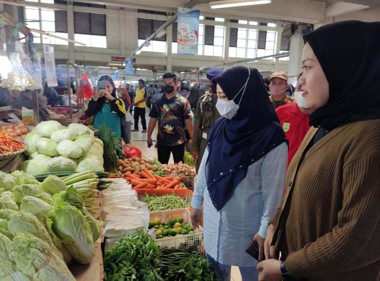 Kunjungi Pasar Adji Dilayas, Bupati Temukan Harga Minyak Goreng Masih Mahal