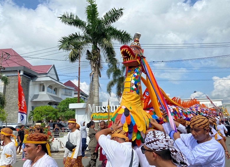 Mengulur Naga dan Belimbur Akhiri Prosesi Erau Adat Pelas Benua 2024