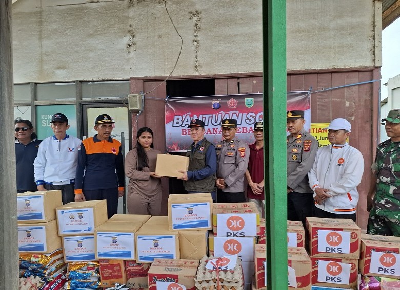 Kapolsek Teluk Bayur Serahkan Bantuan Sosial kepada Korban Kebakaran di Kelurahan Rinding