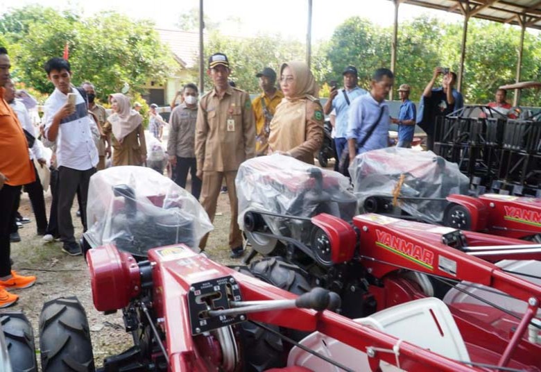 Tingkatkan Produksi Pertanian, Pemkab Berau Salurkan 48 Alsintan