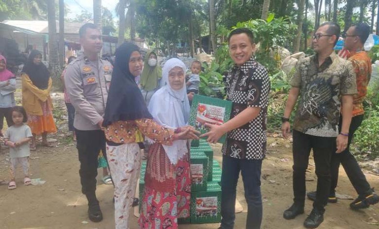 Ditreskrimsus Polda Kaltim Serahkan Bansos ke Masyarakat