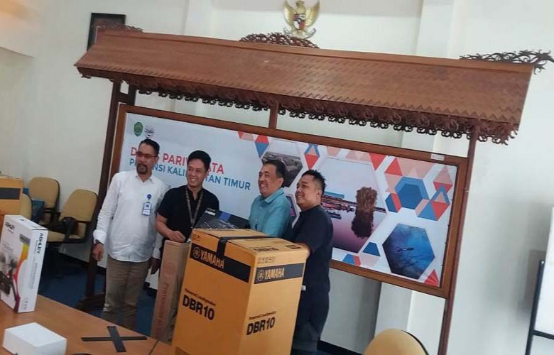 Dispar Serahkan Hibah ke Pelaku Ekraf