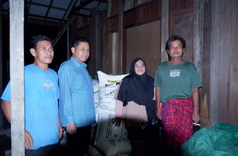 Sejahterakan Petani, Joni Berikan Pupuk