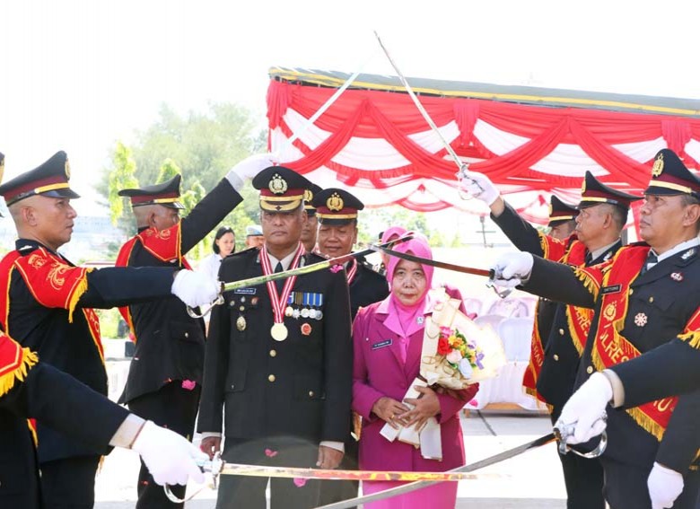 Polres Berau Gelar Upacara Kenaikan Pangkat dan Wisuda Purna Bhakti
