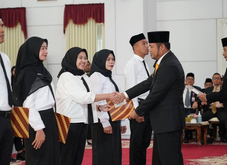Lantik 214 CPNS dan 3.745 PPPK Pemprov Kaltim, Gubernur : Bekerja Sebaik-Baiknya dan Bertanggung Jawab
