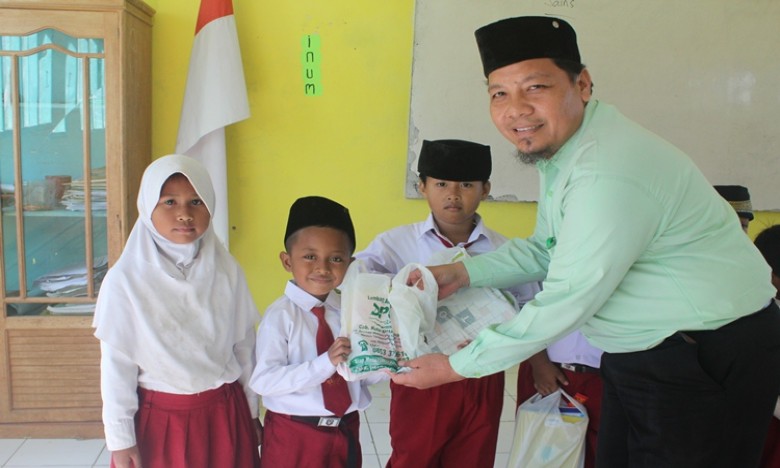 LAZ DPU Kukar Salurkan Bantuan Alat Tulis Sekolah 