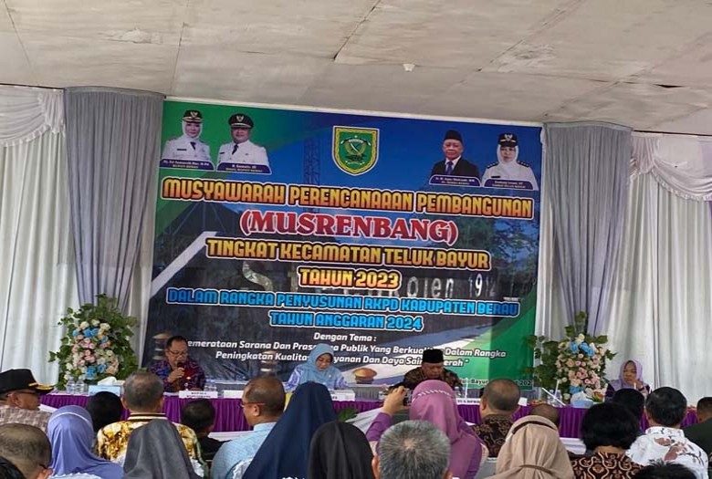 Bupati Harpakan Empat Kampung di Teluk Bayur Tingkatkan Status IDM