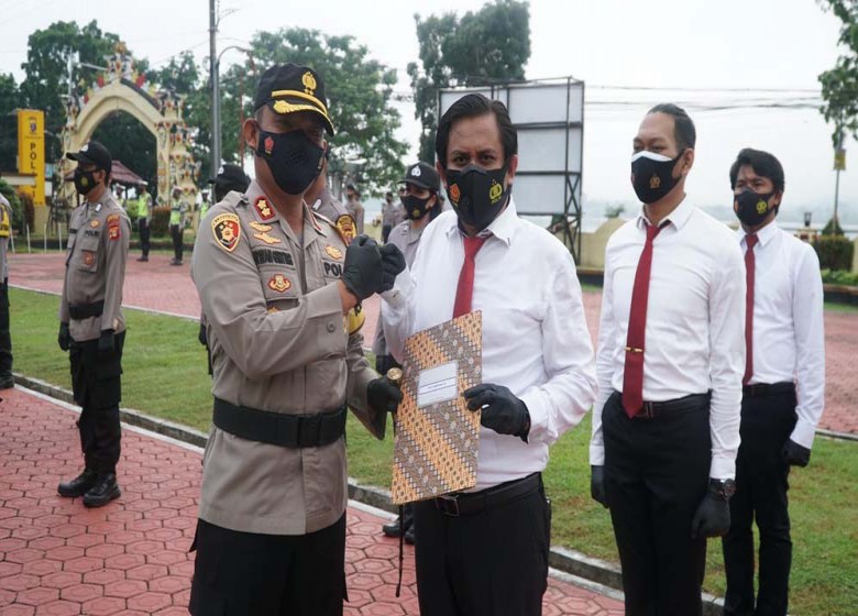 Berprestasi, 42 Anggota Polres Kukar Terima Reward dari Kapolres