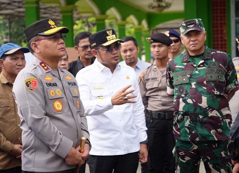 Tinjau Kesiapan Dua TPS Kecamatan Muara Badak, Gubernur Ingatkan Masyarakat Menggunakan Hak Pilihnya