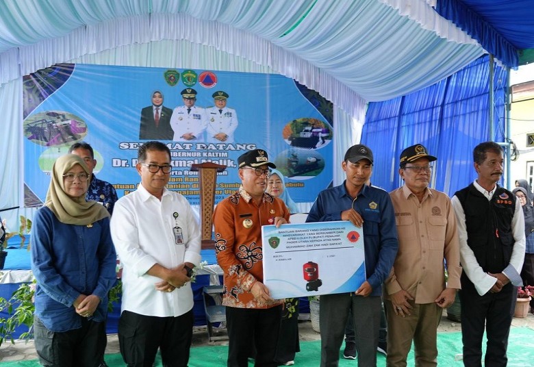 Serahkan Alsintan di Desa Sumber Sari PPU, Pj Gubernur : Katahanan Pangan Harus Dipersiapkan Sejak Dini