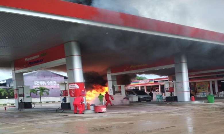 Mobil Pengangkut 27 Jerigen Terbakar di SPBU Tenggarong