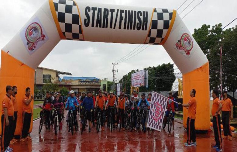 Peringati HUT Bhayangkara ke 76, Polres Kukar Gelar Sepeda Gembira dan Senam Aerobic