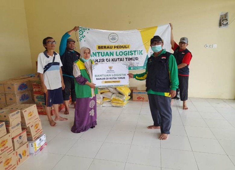 Baznas Berau Salurkan Bantuan Sembako untuk Korban Banjir Sangata