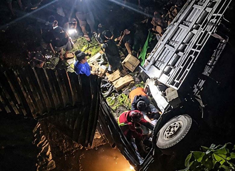 Diduga Mengantuk, Sopir Tewas Setelah Truk Sembako Terjun ke Jurang di KM 15 Loa Janan