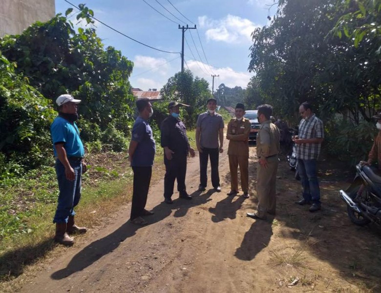 Respon Tuntutan Warga, Ketua DPRD Kukar Tinjau Jalan Rusak di Loa Tebu