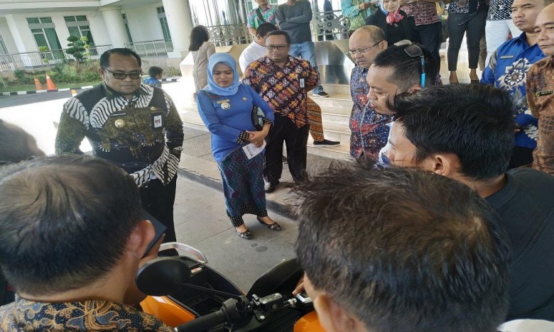 Bupati Kutim Coba Motor Listrik