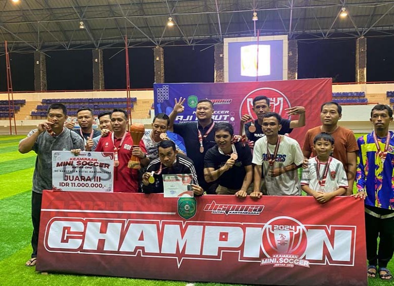 Disdikbud Kukar Raih Juara Tiga Dalam Turnamen Mini Soccer Antar OPD