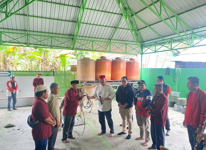 Berbagi di Idul Adha, DPC PDI Perjuangan Kukar Salurkan 6 Ekor Sapi Kurban di 5 Kelurahan