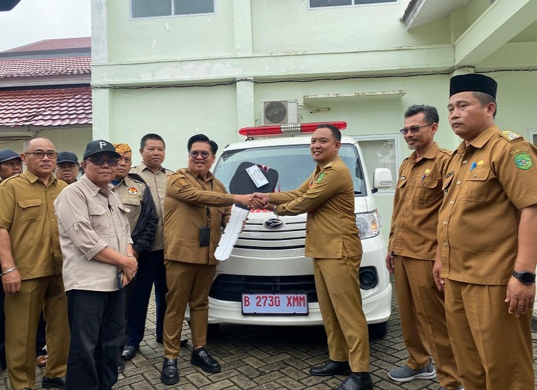 Pemkab Kukar Serahkan 1 Unit Mobil Ambulance ke Kelurahan Melayu