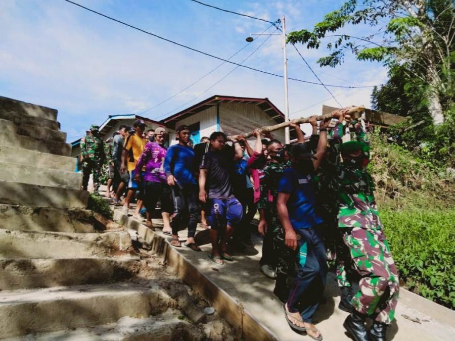 Satgas Pamtas Bantu Proses Pemakaman Warga