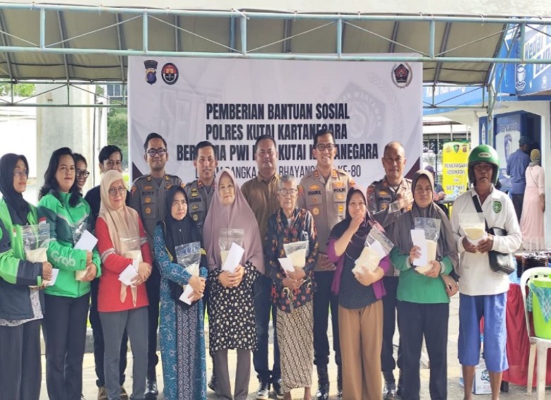 Sambut Hari Bhayangkara ke-80, Polres Kukar dan PWI Berbagi Bantuan kepada Masyarakat