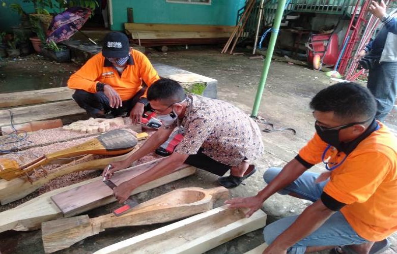 Distransnaker Kukar Gelar Pelatihan Pembuatan Alat Musik Tradisional