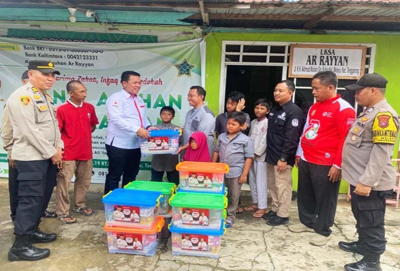 Peringati Hari Relawan PMI Kukar Berikan Bantuan Paket Sembako
