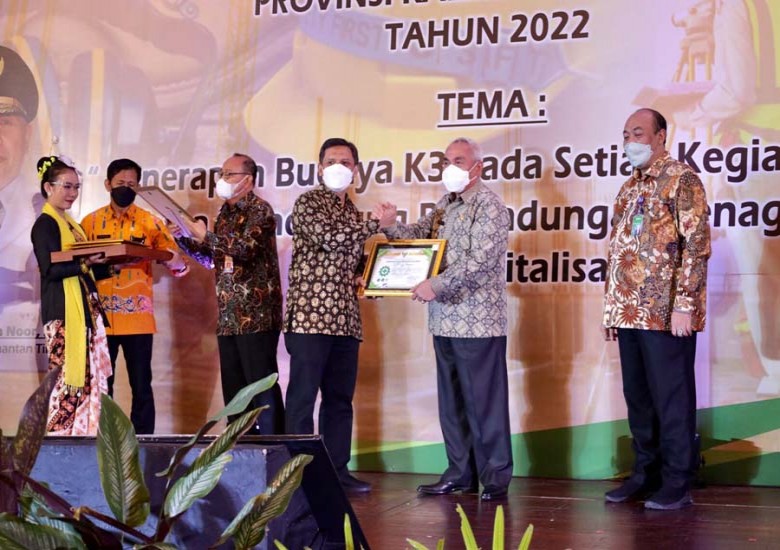 Gubernur Serahkan Anugerah K3 Kepada 453 Perusahaan