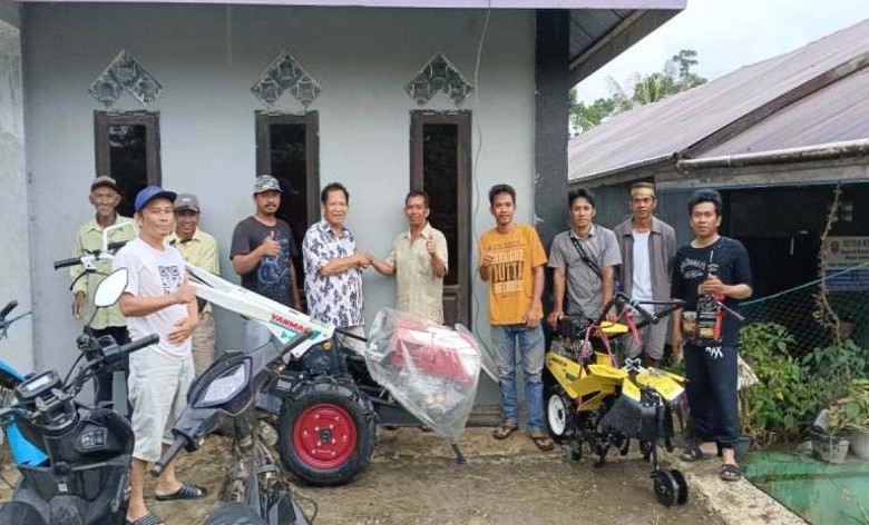 Masdari Serahkan Handtraktor untuk Peningkatan Produksi Pertanian di Bengalon