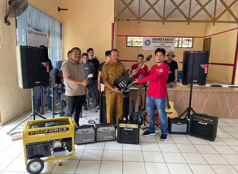 Fachruddin Salurkan Bantuan Alat Musik Kepada Karang Taruna Sanipah