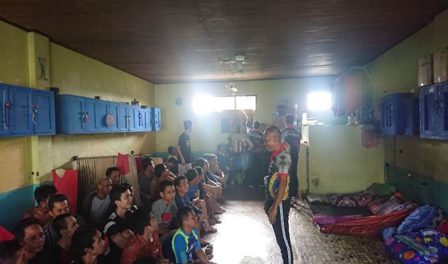 Cegah Gangguan Kamtib, Petugas Lapas Kelas IIA Tenggarong Lakukan Pengecekan Kamar Hunian