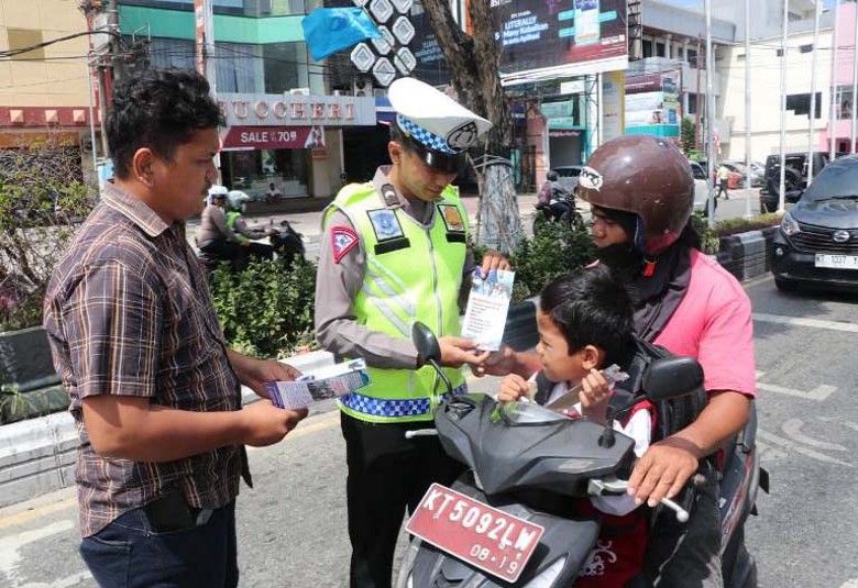 Ops Zebra Mahakam 2023, Personel Ditlantas Polda Kaltim Bagikan Brosur Himbauan