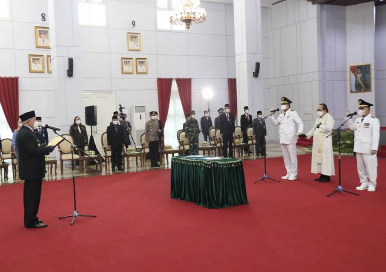 Gubernur Kaltim Lantik Enam Pasang Bupati/Walikota, Isran Noor: Bersama Tangani Covid-19