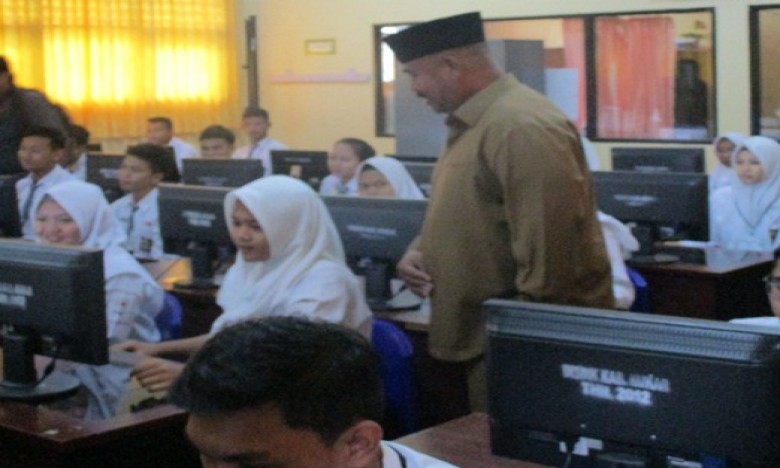 Bupati Kukar Tinjau Pelaksanaan Ujian