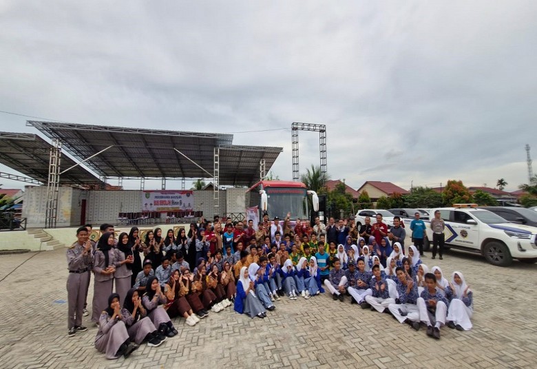 Rendi Solihin Serahkan Bantuan Bus Sekolah ke Kecamatan Muara Jawa
