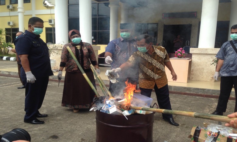 Kejari Kukar Musnahkan Barang Bukti Narkoba dan Amunisi