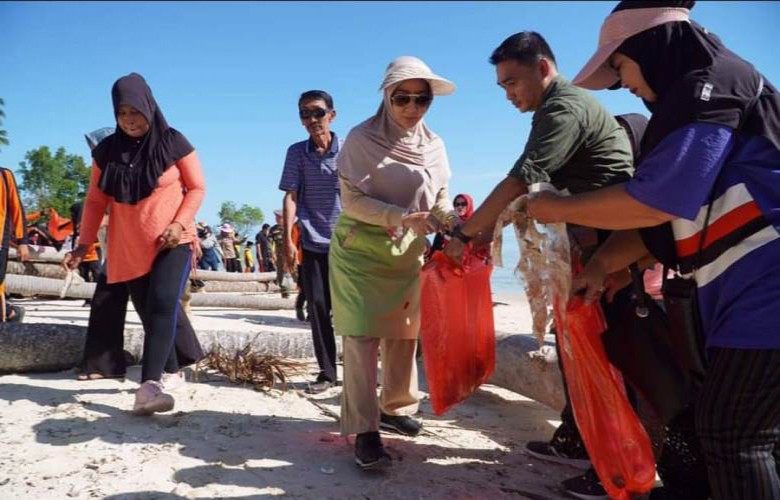 Momen HUT RI ke 77, Bupati Kampanyekan Bersih-Bersih Pantai di Kecamatan Biduk-Biduk